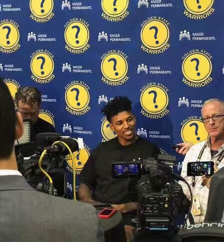 杜兰特不满吹罚吃到技犯，随后飙进三分回敬